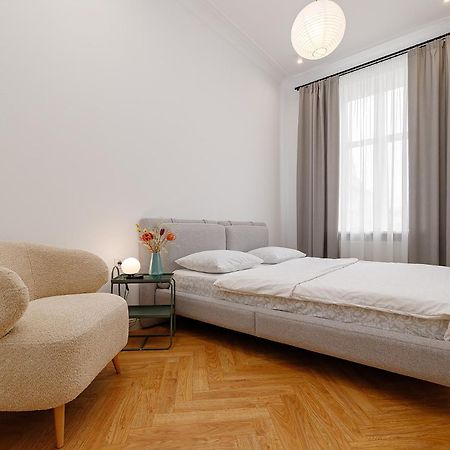 2К Квартира Forum Вулиця Куліша Lviv Ngoại thất bức ảnh